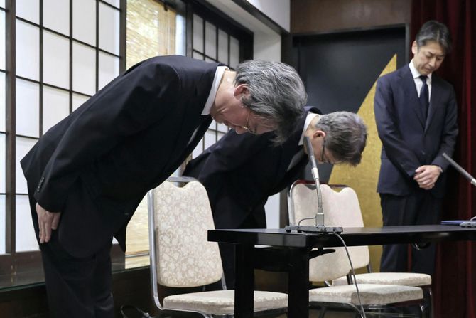 Japanska policija i tužioci odali počast na grobu pogrešno optuženog čoveka Japanska policija i tužioci odali počast na grobu pogrešno optuženog čoveka