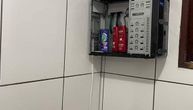 Detalj iz nečije tuš kabine hit na Fejsu! Morate videti od čega je napravio držač za šampone