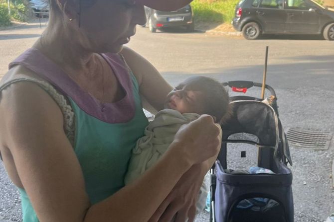 Maja Miladinović pronašla bebu pored kontejnera u Zemunu Maja Miladinović pronašla bebu pored kontejnera u Zemunu