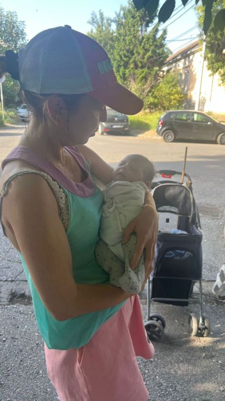 Maja Miladinović pronašla bebu pored kontejnera u Zemunu Maja Miladinović pronašla bebu pored kontejnera u Zemunu
