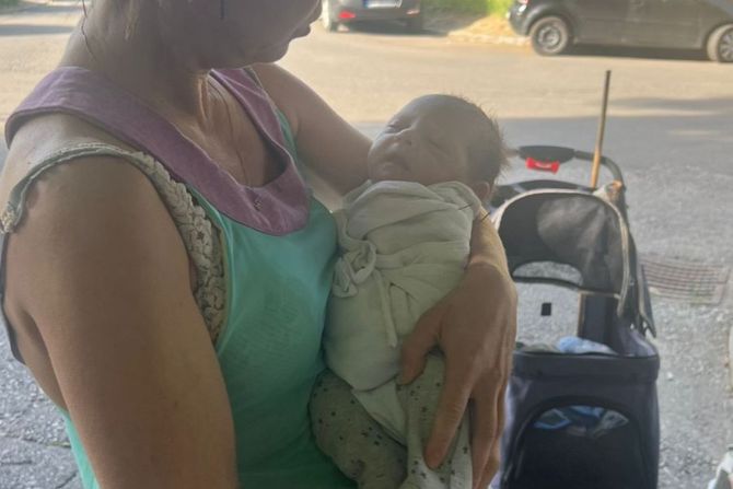 Maja Miladinović pronašla bebu pored kontejnera u Zemunu Maja Miladinović pronašla bebu pored kontejnera u Zemunu