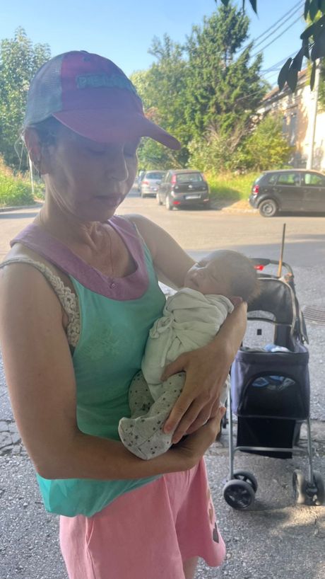 Maja Miladinović pronašla bebu pored kontejnera u Zemunu Maja Miladinović pronašla bebu pored kontejnera u Zemunu