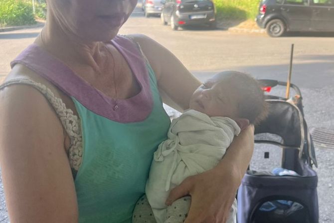 Maja Miladinović pronašla bebu pored kontejnera u Zemunu Maja Miladinović pronašla bebu pored kontejnera u Zemunu