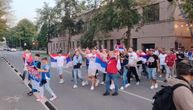 Pogledajte korteo navijača Srbije u Rigi: Zagrmela čuvena pesma, a onda i 