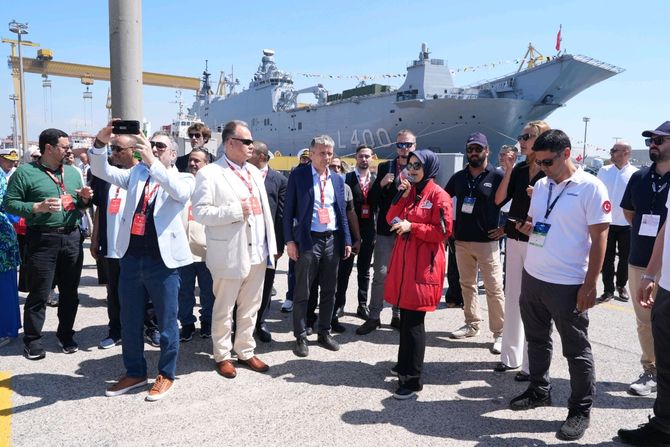 TCG Anadoly u Mornarički brodogradilištu Istanbul TCG Anadoly u Mornarički brodogradilištu Istanbul