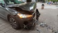 Prve fotografije stravične nesreće u centru Beograda: Volvo se zakucao u zgradu, pričinjena velika šteta