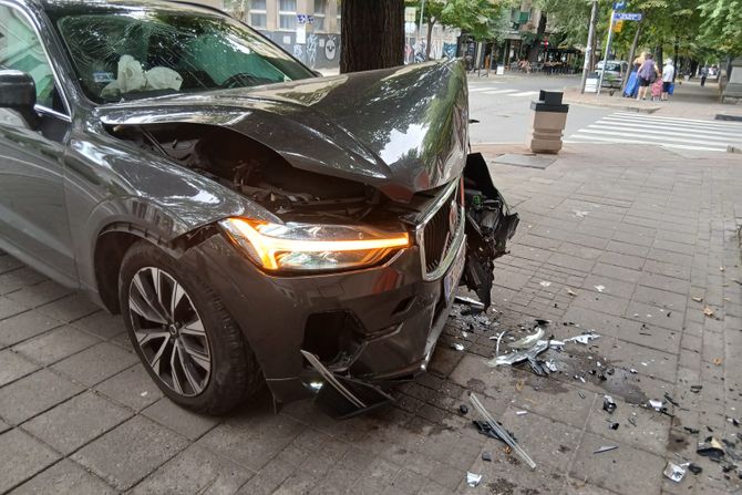 Automobil udario u zgradu u Njegoševoj Automobil udario u zgradu u Njegoševoj