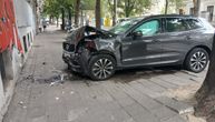 Vazdušni jastuci im sačuvali glave: Poznato stanje putnica iz automobila koji se zakucao u zgradu kod Slavije