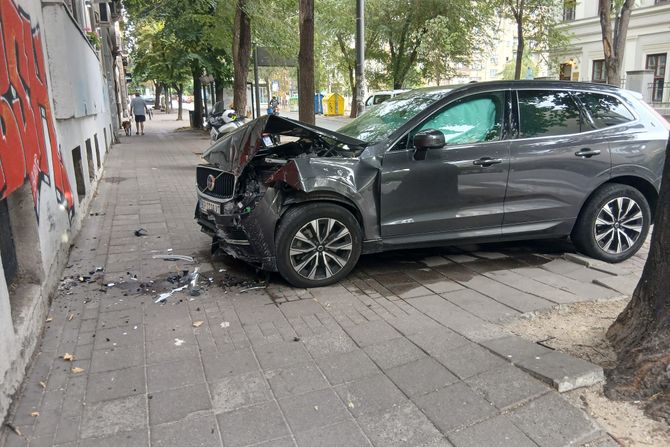 Automobil udario u zgradu u Njegoševoj Automobil udario u zgradu u Njegoševoj