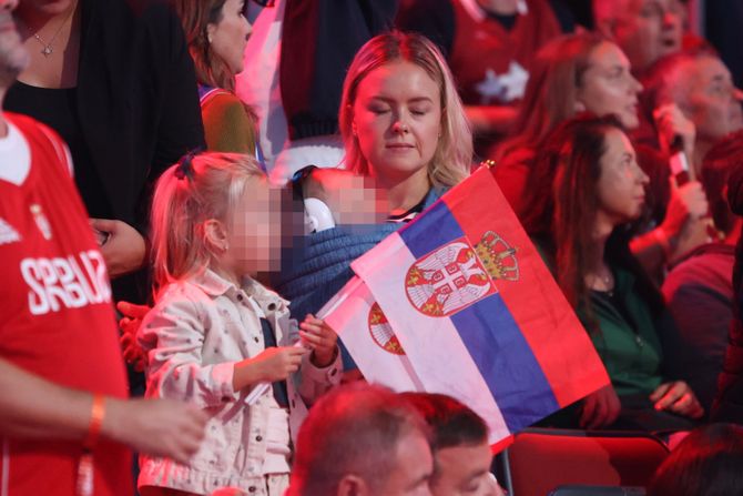 Natalija Jokić, žena Nikole Jokića, ćerka Ognjena sa zastavom Srbije i sin Ignjat, Eurobasket 2025