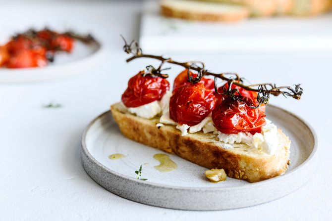Konfitirani paradajz tost Konfitirani paradajz tost