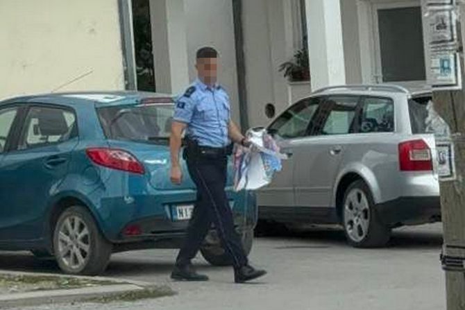 Kosovo, Gornje Kusce, policajci cepali plakate sa srpskom trobojkom Kosovo, Gornje Kusce, policajci cepali plakate sa srpskom trobojkom