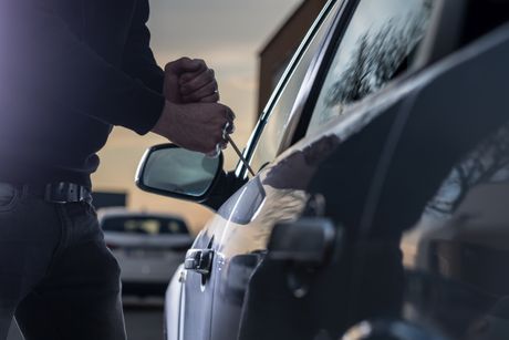 Obijen automobil, pljačka Obijen automobil, pljačka