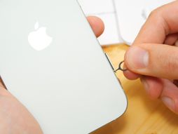 iPhone SIM slot, kartica