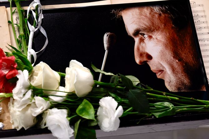 U Beogradskoj filharmoniji otvorena knjiga žalosti povodom smrti šefa dirigenta Gabrijela Felca U Beogradskoj filharmoniji otvorena knjiga žalosti povodom smrti šefa dirigenta Gabrijela Felca