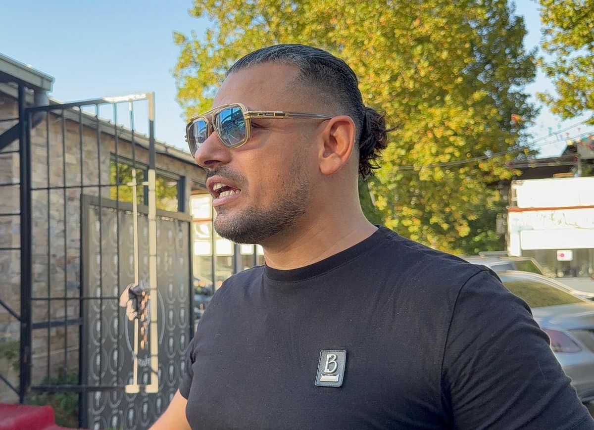 Trostruko slavlje kod Bore Santane: Obukao Versaće odelo i hit mokasine, dovezao se sam skupocenom "mečkom"