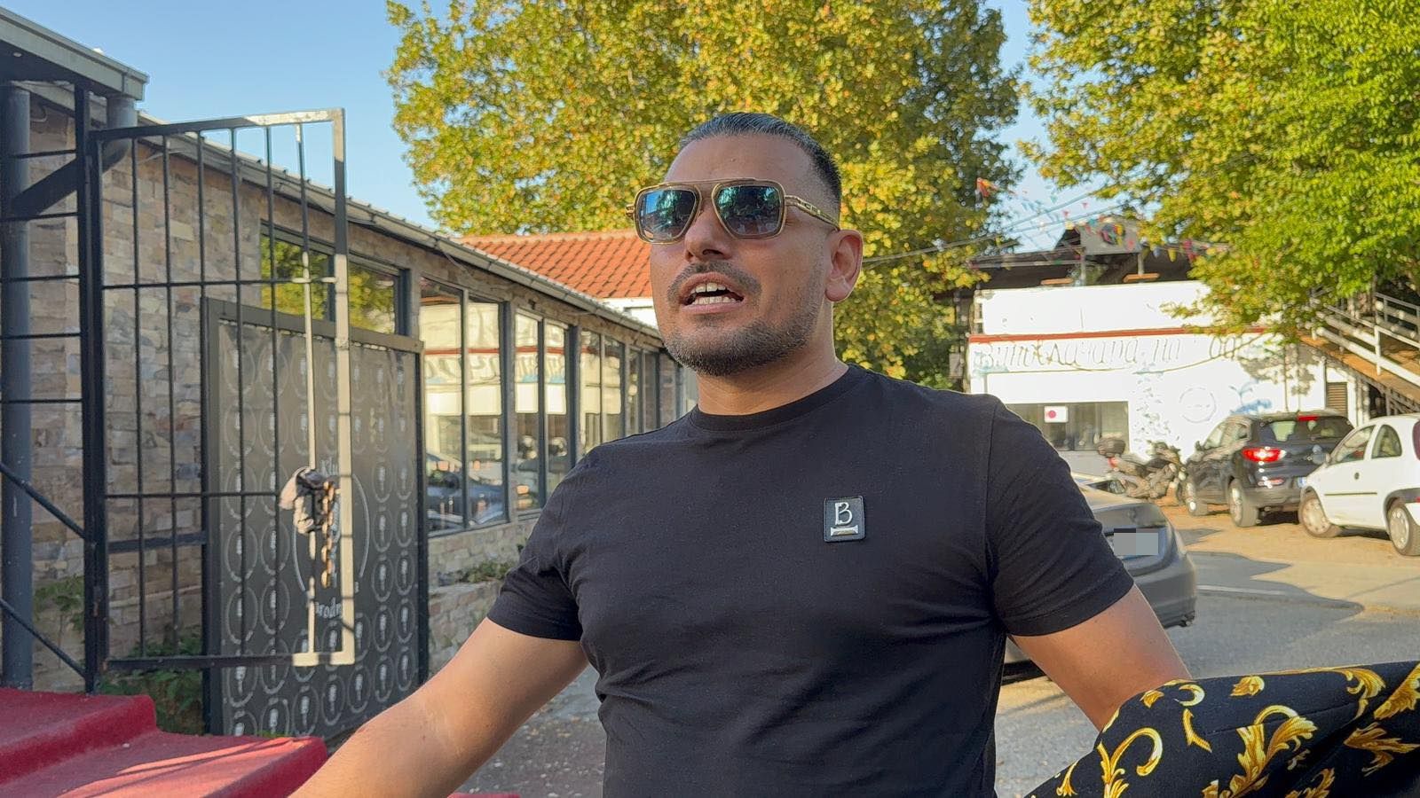 Trostruko slavlje kod Bore Santane: Obukao Versaće odelo i hit mokasine, dovezao se sam skupocenom "mečkom"
