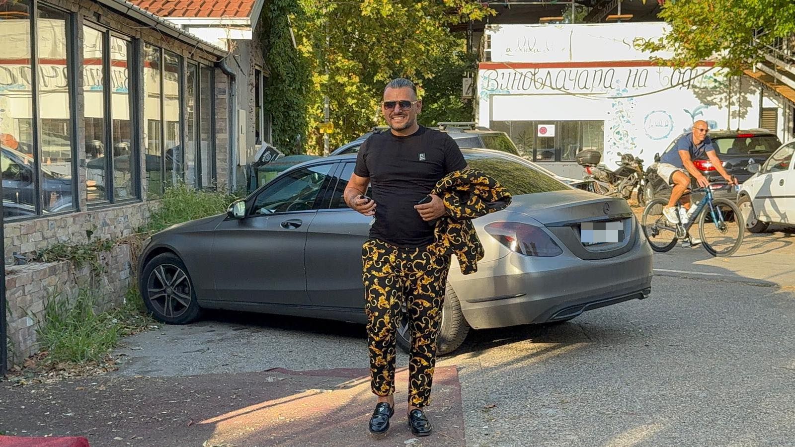 Trostruko slavlje kod Bore Santane: Obukao Versaće odelo i hit mokasine, dovezao se sam skupocenom "mečkom"