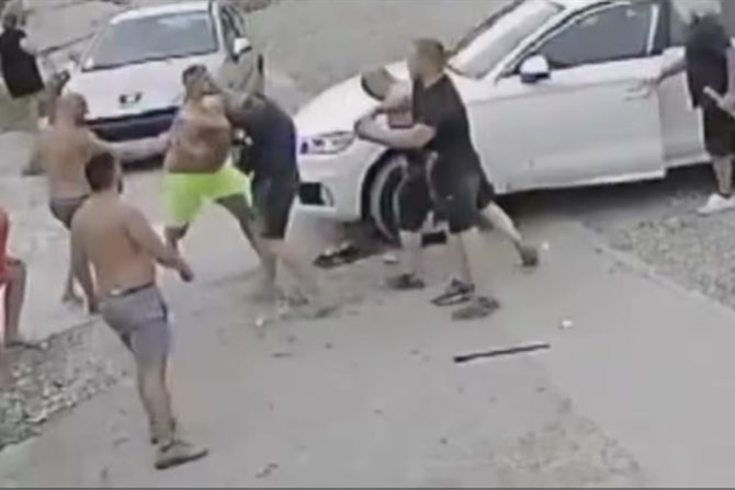 Medak tuča zbog parkinga Medak tuča zbog parkinga