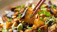 Ukus kao da je stigao iz restorana: Recept za "lepljivi" slatko-ljuti patlidžan