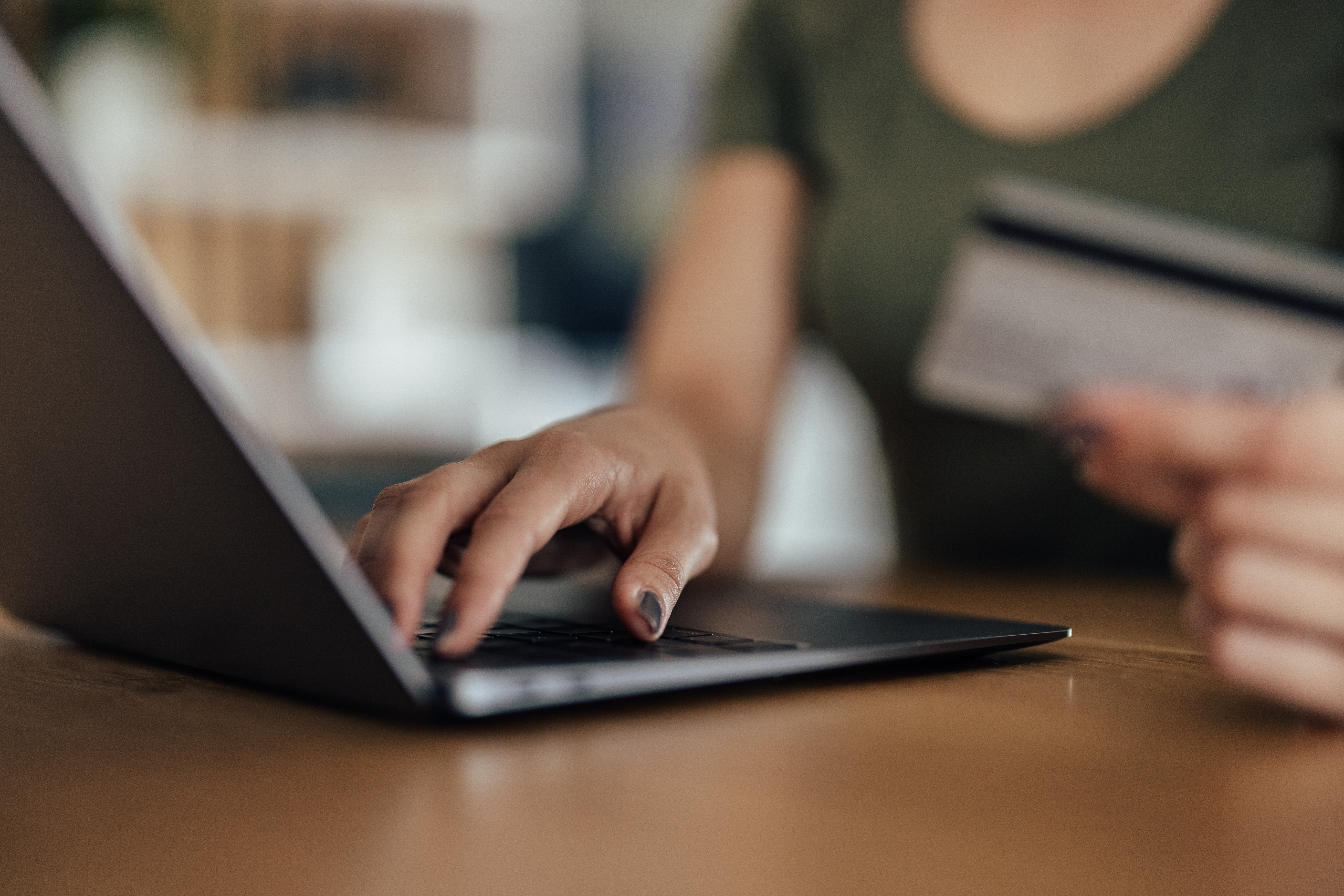 Ako samo zatvarate laptop, a ne gasite ga - ovo je upozorenje za vas: Stručnjaci apeluju na jedno