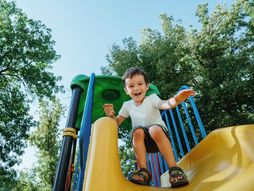 deca, napolju, čitaju, igra