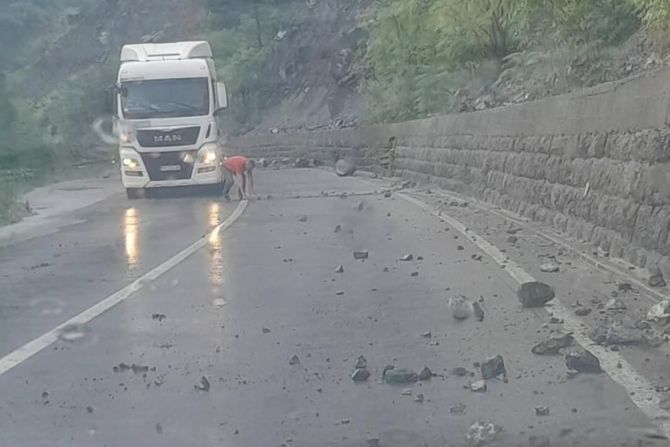 Srbija nevreme, odron na putu Kraljevo-Raška kod Ušća
