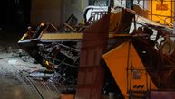 UZNEMIRUJUĆI SNIMAK NESREĆE U LISABONU! Deca vrište, vide se ruke nastradalih kako vire iz zgužvanog metala