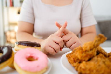 Nezdrava hrana, brza hrana, dijeta, krofne, pržena piletina