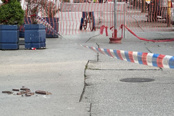 Mermerna ploča pala sa zgrade na trotoar Mermerna ploča pala sa zgrade na trotoar