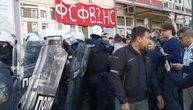 U Novom Sadu protest studenata u blokadi, ispred Fakulteta sporta i fizičkog vaspitanja pripadnici policije