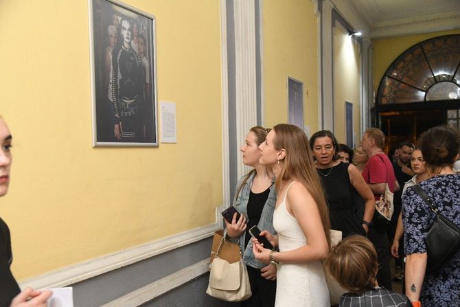 Otvorena izložba ličnih priča marginalizovanih zajednica „Ima mesta za sve“ u Hartefakt Kući Otvorena izložba ličnih priča marginalizovanih zajednica „Ima mesta za sve“ u Hartefakt Kući