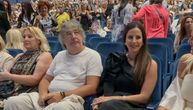 Tamara Vučić blista u prvom redu na koncertu Ane Bekute: Elegantna crna haljina i prstenje u obliku srca