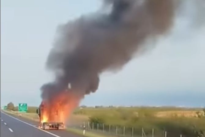 Izgoreo kamion kod Šimanovaca Izgoreo kamion kod Šimanovaca