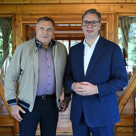 Aleksandar Vučić, Dodik