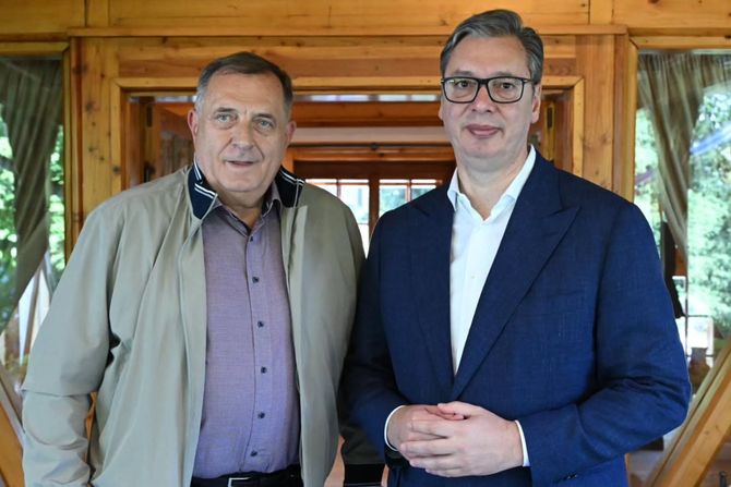 Aleksandar Vučić, Dodik
