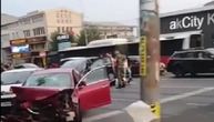 Prve fotografije jezive nesreće na Karaburmi: Vozila uništena, povređeni leže na ulici