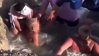 Deca kopala rupu na plaži, a onda je usledio horor: Pogledajte dramatičan snimak borbe za goli život