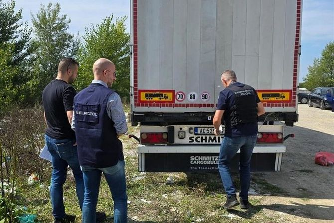 Hrvatska policija kamion migranti šverc uhapšeni Srbi