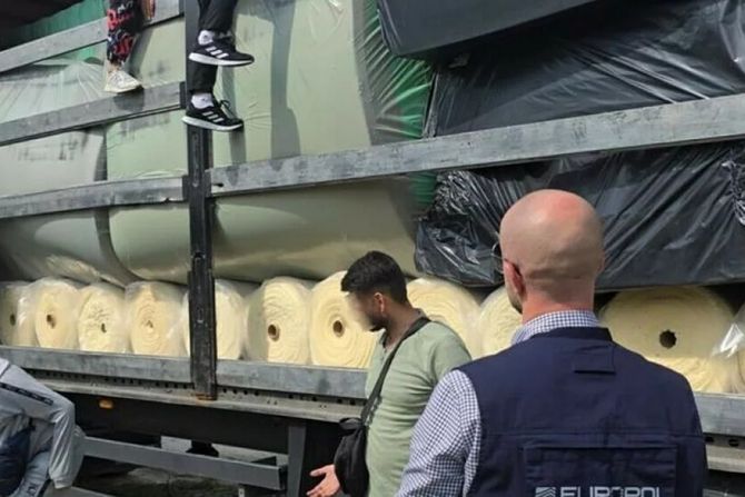Hrvatska policija kamion migranti šverc uhapšeni Srbi