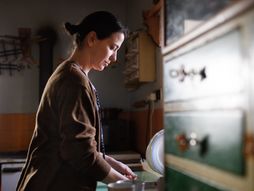 Sama žena pere suđe