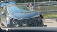 Užasnuta žena, a ispred nje razvaljen auto, delovi ispali na sve strane: Jeziv udes na auto-putu kod Vrčina