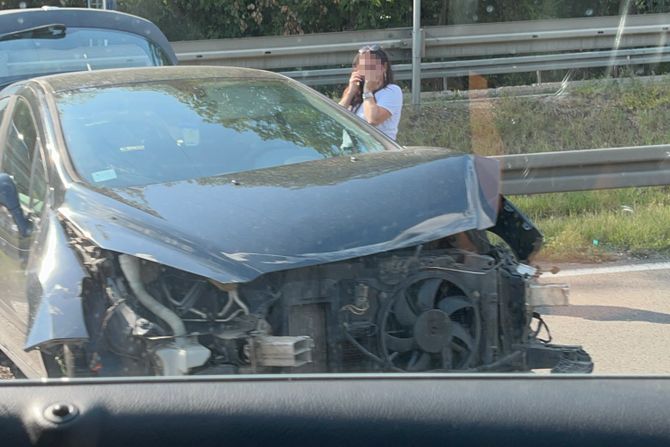 Udes, saobraćajna nesreća, na autoputu na ulazu ka Beogradu iz pravca Vrčina
