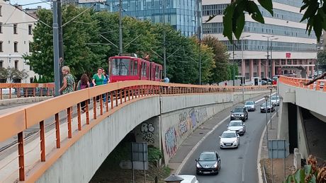 Stoje tramvaji na mostaru u smeru ka sajmu