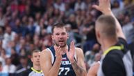 Ono što je Luka Dončić uradio sudiji na kraju meča ulazi u anale: Ovako mu se "načestitao", pa mu dao suvenir!