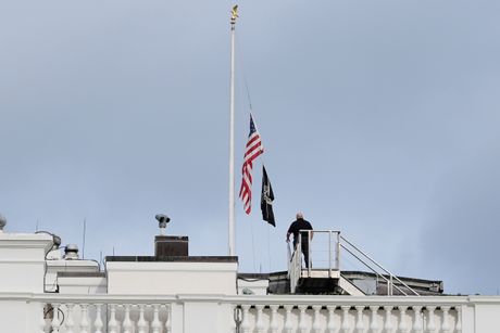 Američka zastava na Beloj kući u Vašingtonu spuštena je na pola koplja nakon ubistva, Charlie Kirk Čarli Američka zastava na Beloj kući u Vašingtonu spuštena je na pola koplja nakon ubistva, Charlie Kirk Čarli