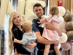 Čarli Kirk sa ženom i decom