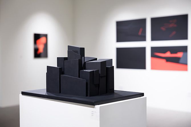 Izložba, S one strane ogledala, arhitektinja Odil Dek, Galerija DOTS