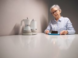 Starija žena, rođendan, samoća