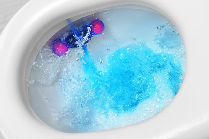 WC šolja, sredstvo za čišćenje, osveživač